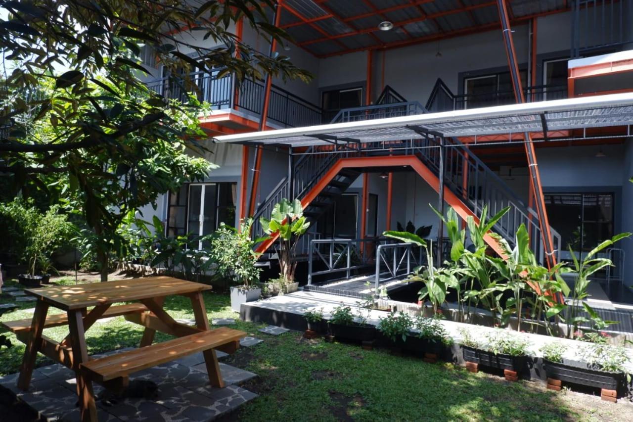 Ndalem Sorogenen Guesthouse Yogyakarta Exterior foto